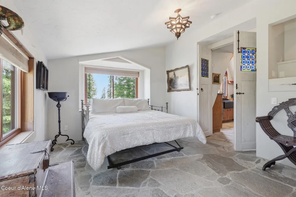 1018 Mogul Hill Rd, Sandpoint, ID 83864