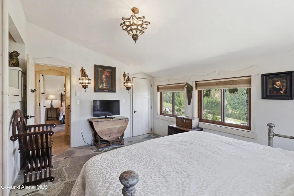 1018 Mogul Hill Rd, Sandpoint, ID 83864