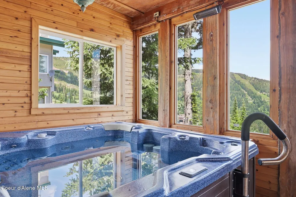 1018 Mogul Hill Rd, Sandpoint, ID 83864