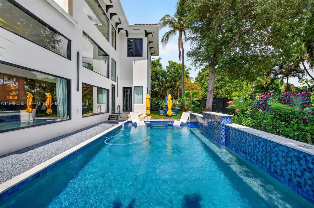 941 NE 119th St, Biscayne Park, FL 33161
