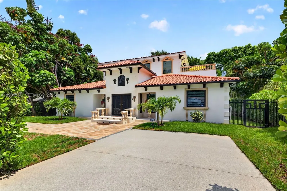 941 NE 119th St, Biscayne Park, FL 33161