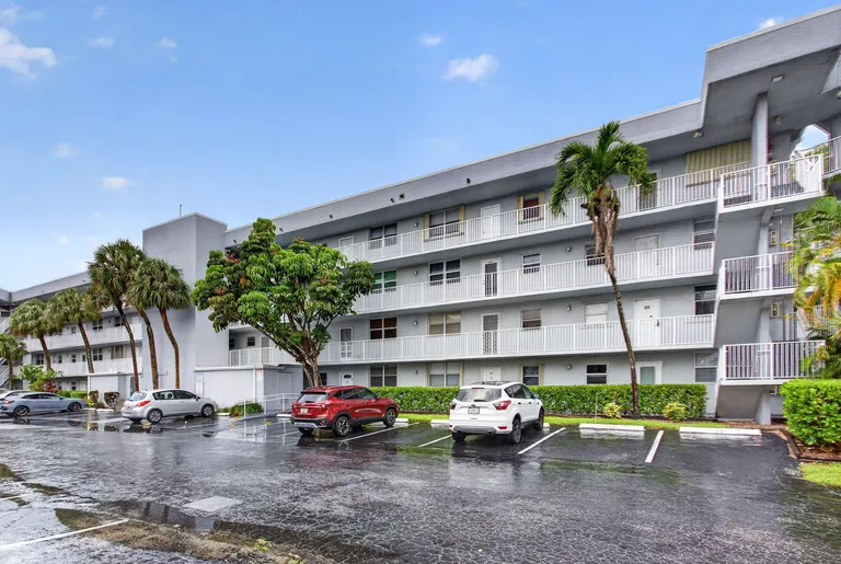 118 Royal Park Dr, Oakland Park, FL 33309