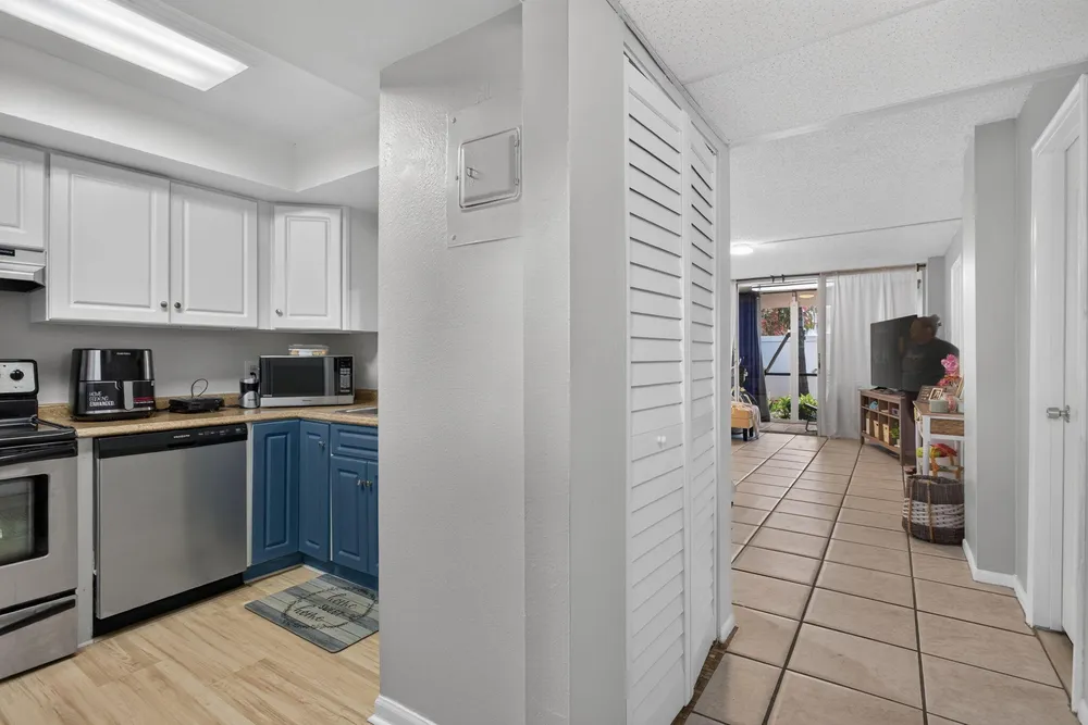 118 Royal Park Dr, Oakland Park, FL 33309