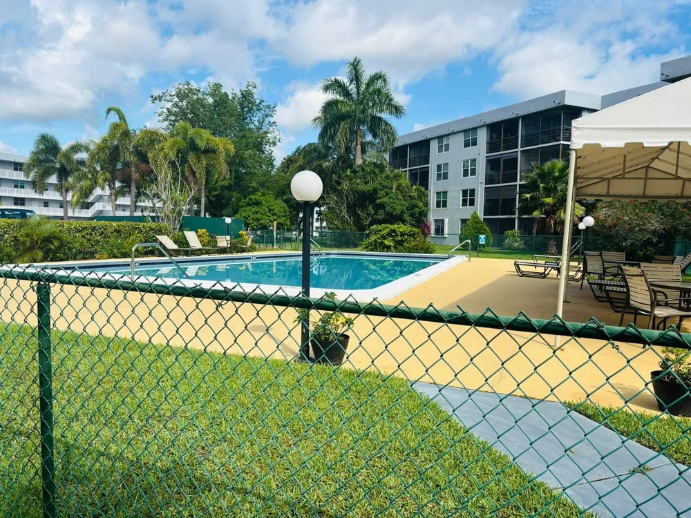 118 Royal Park Dr, Oakland Park, FL 33309