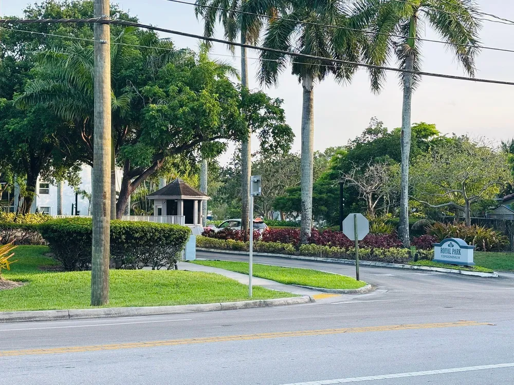118 Royal Park Dr, Oakland Park, FL 33309
