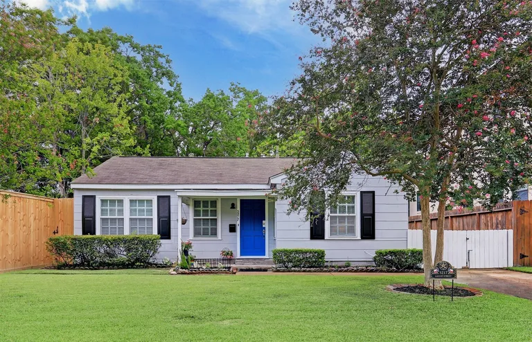 5217 Locust St, Bellaire, TX 77401