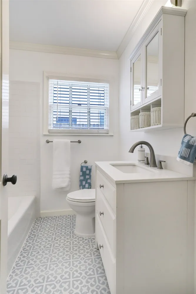 5217 Locust St, Bellaire, TX 77401