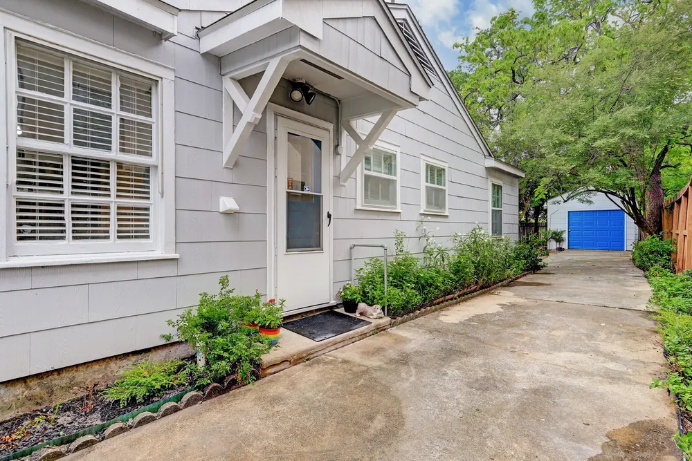 5217 Locust St, Bellaire, TX 77401