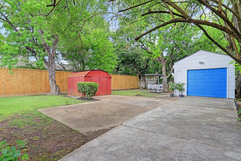 5217 Locust St, Bellaire, TX 77401