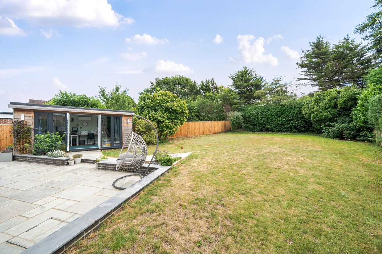 Chappell Close, Liphook, GU30 photo 3