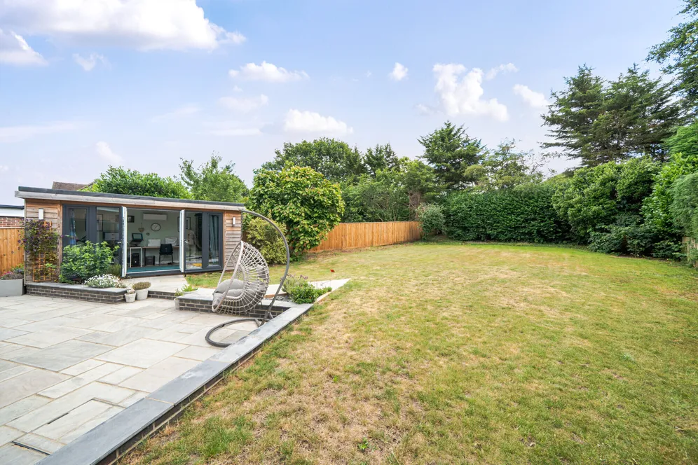 Chappell Close, Liphook, GU30 photo 3