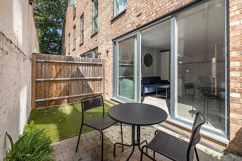 Wells Walk, E7 photo 4