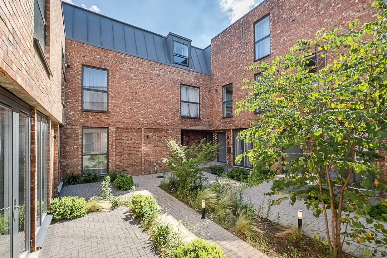 Wells Walk, E7 photo 20