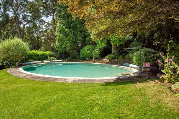 Broome Hall, Coldharbour, RH5 photo 11