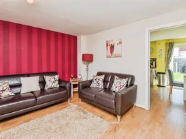 Walnut Drive, Chippenham thumb 3