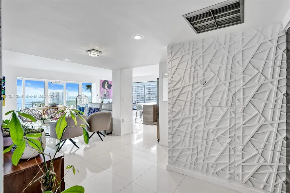 11111 Biscayne Blvd, Miami, FL 33181