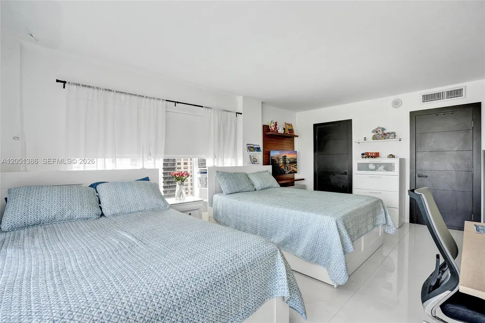 11111 Biscayne Blvd, Miami, FL 33181