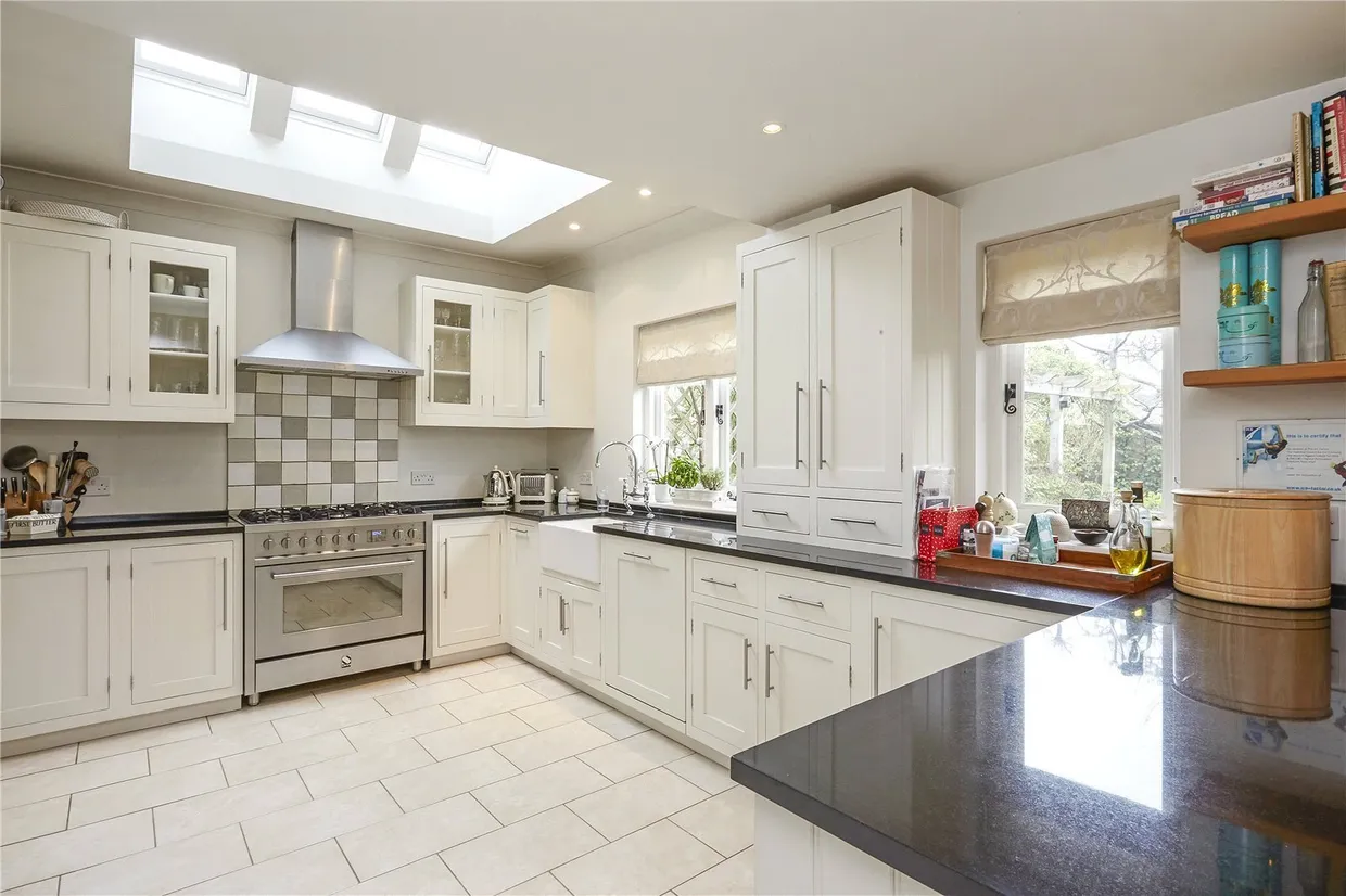 Raleigh Drive, Claygate, KT10 photo 4