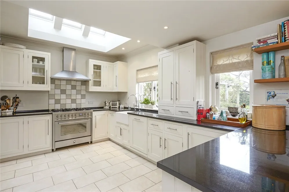 Raleigh Drive, Claygate, KT10 photo 4