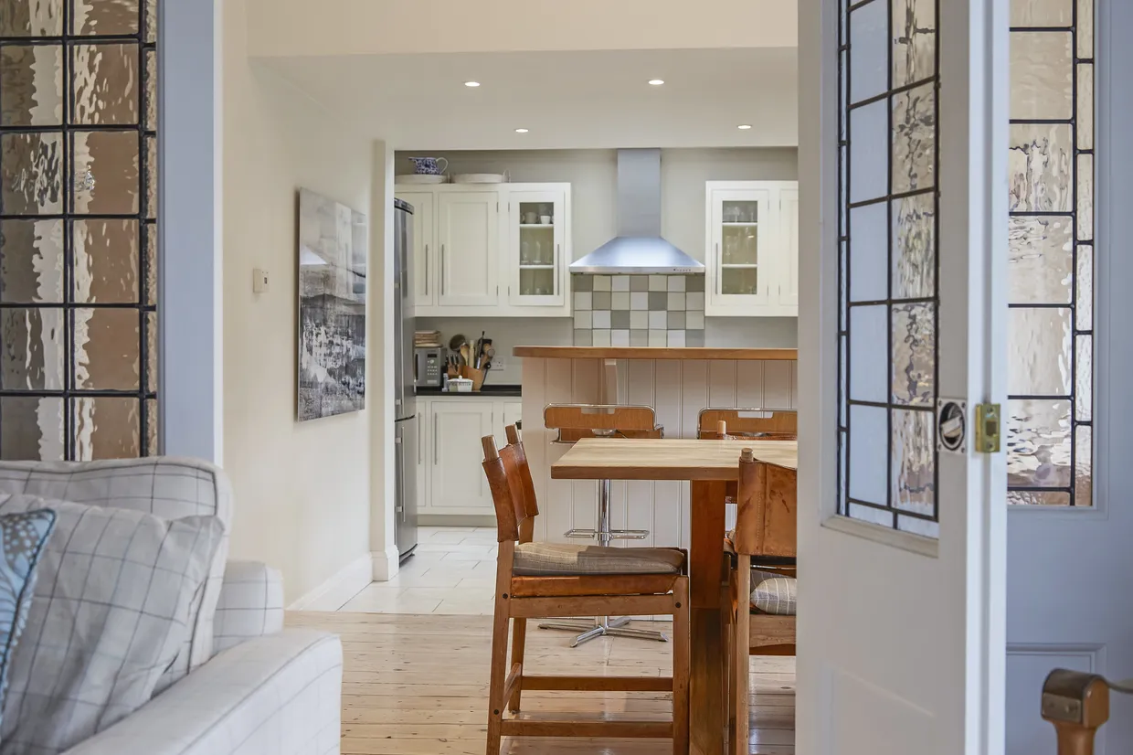 Raleigh Drive, Claygate, KT10 photo 7