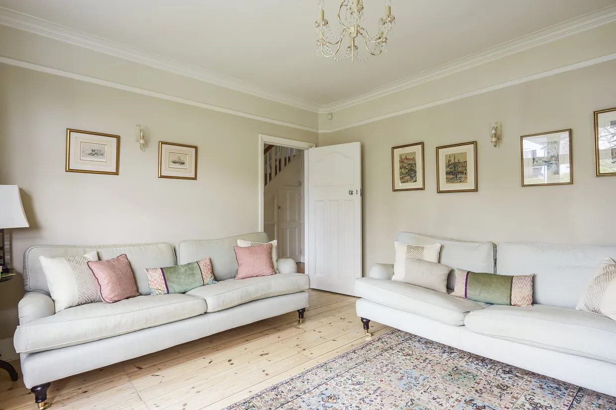 Raleigh Drive, Claygate, KT10 photo 9