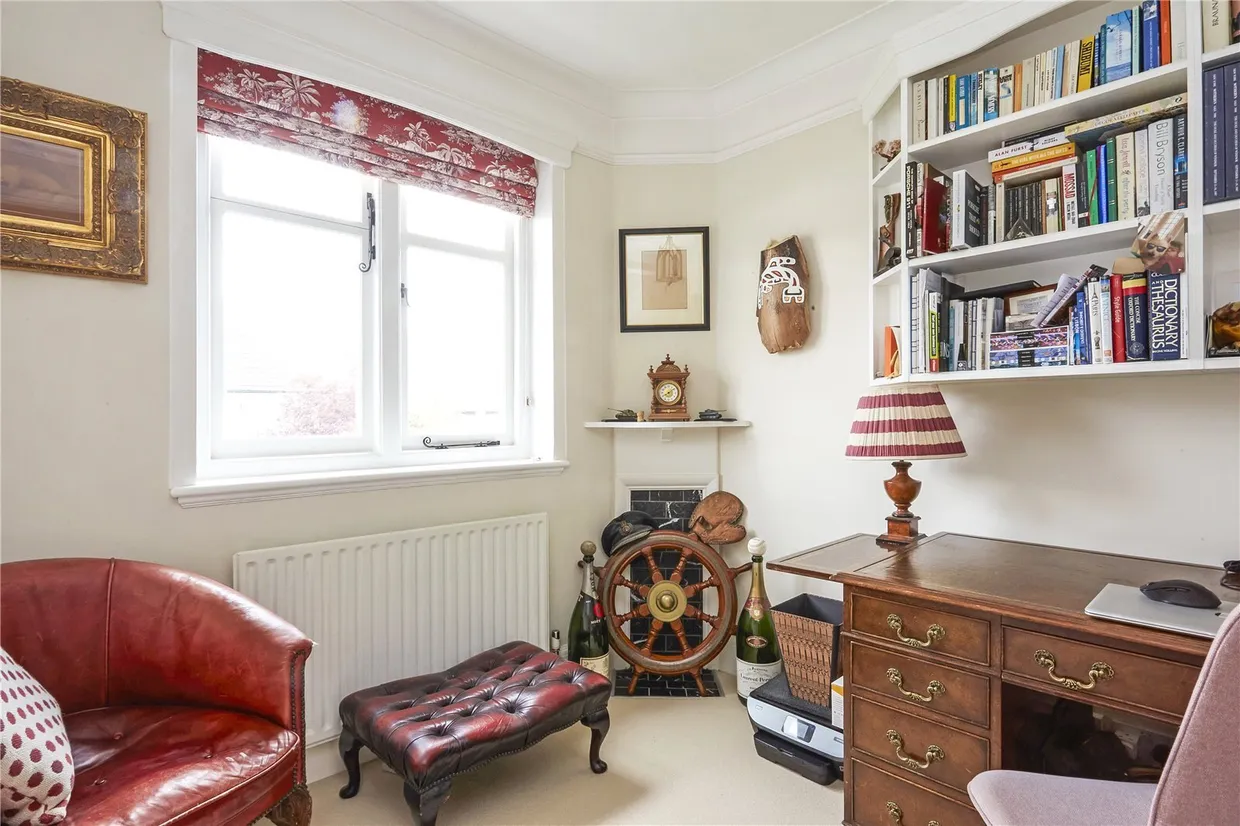 Raleigh Drive, Claygate, KT10 photo 11
