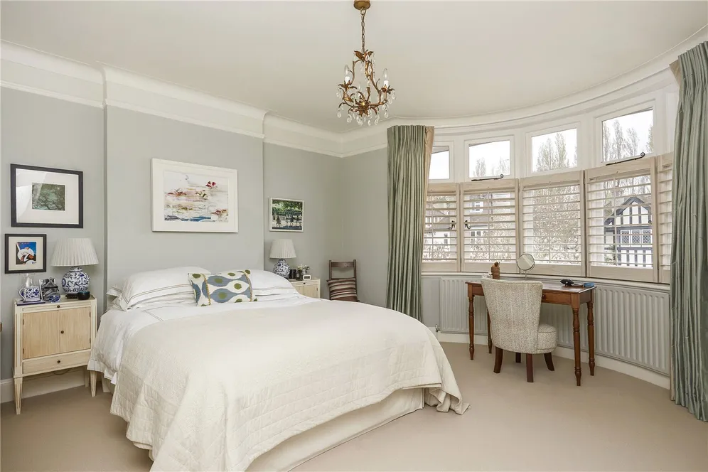 Raleigh Drive, Claygate, KT10 photo 12