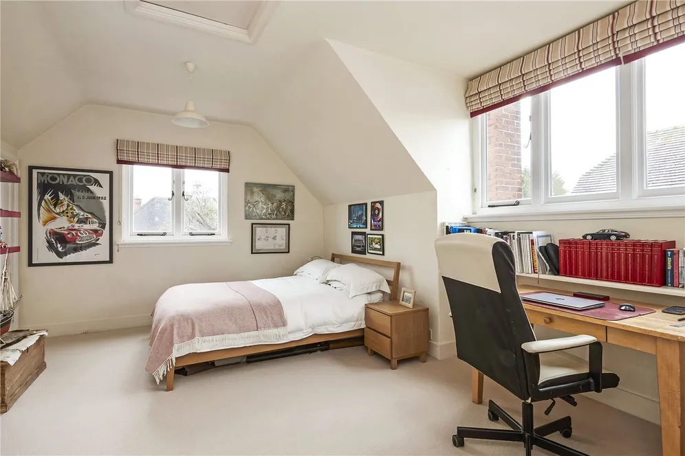 Raleigh Drive, Claygate, KT10 photo 13