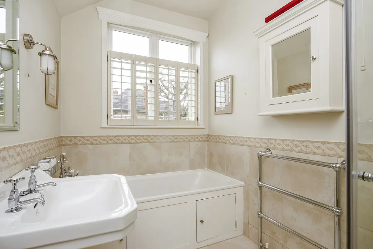 Raleigh Drive, Claygate, KT10 photo 16