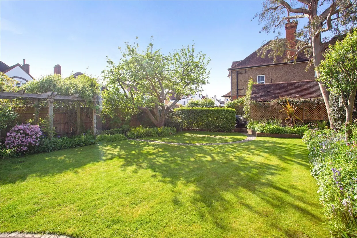 Raleigh Drive, Claygate, KT10 photo 17
