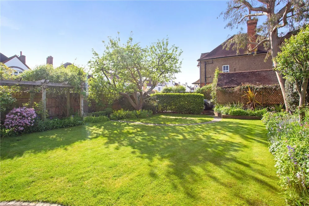 Raleigh Drive, Claygate, KT10 photo 17