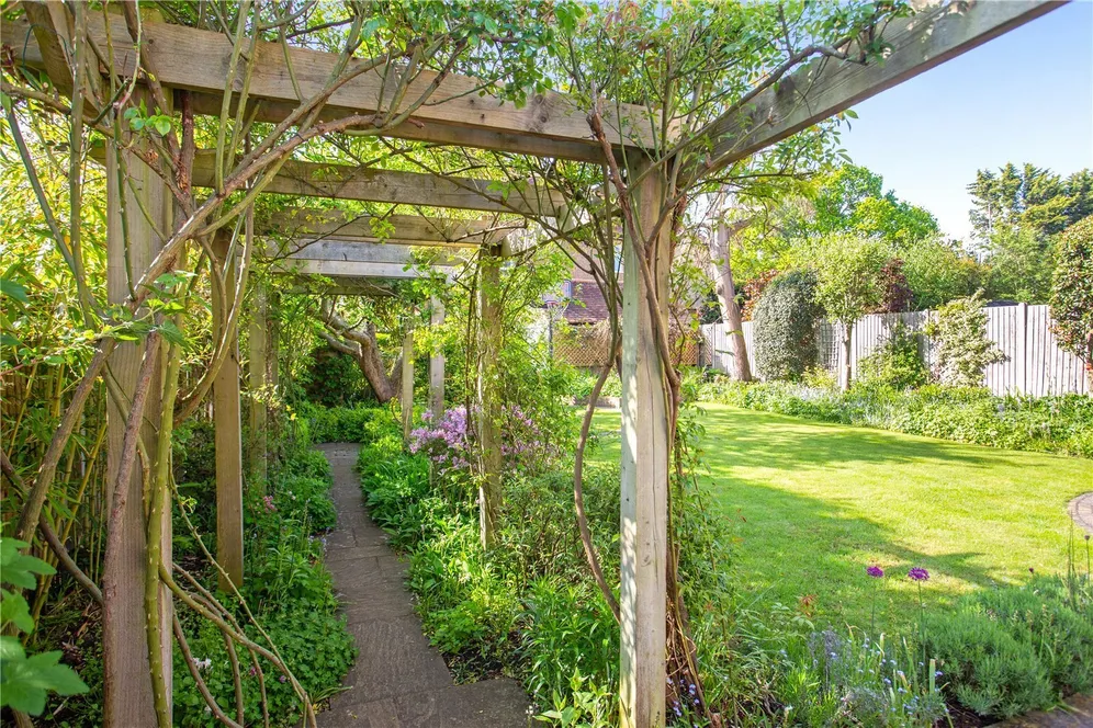 Raleigh Drive, Claygate, KT10 photo 18