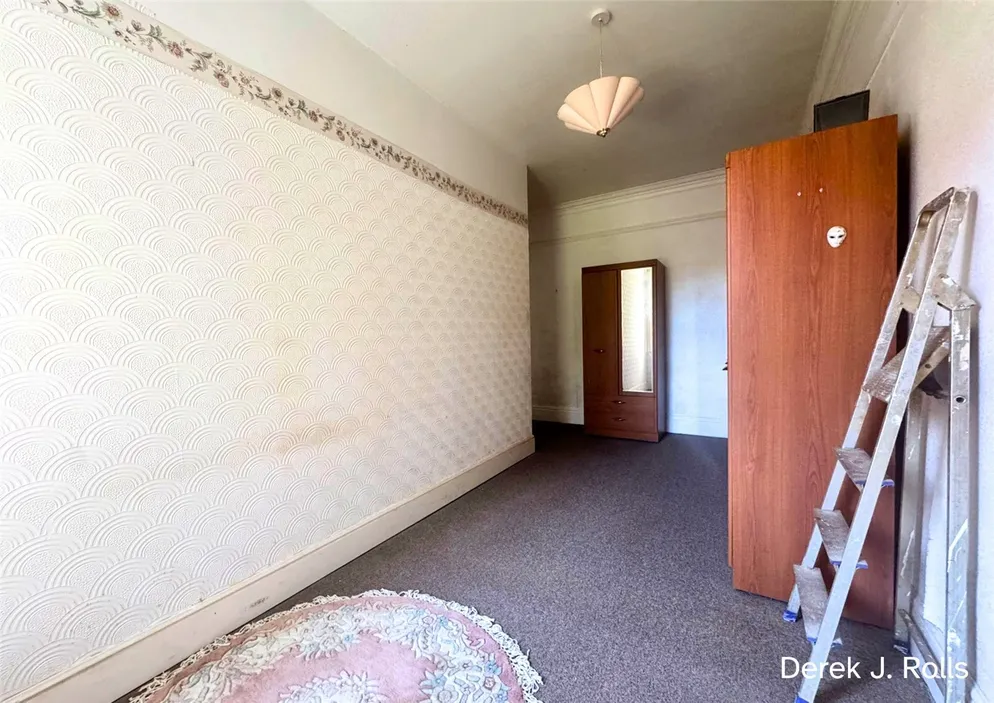 Property carousel item 8