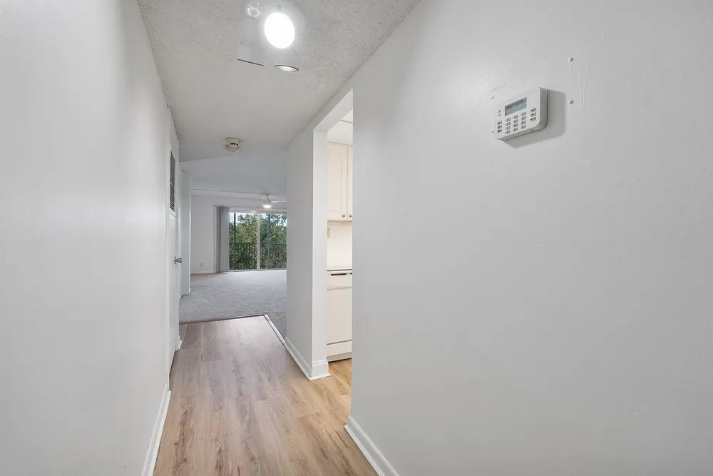 1075 Riverside Dr, Coral Springs, FL 33071