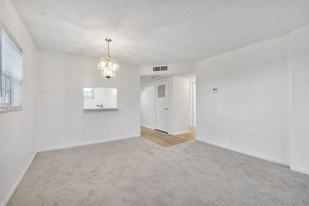 1075 Riverside Dr, Coral Springs, FL 33071