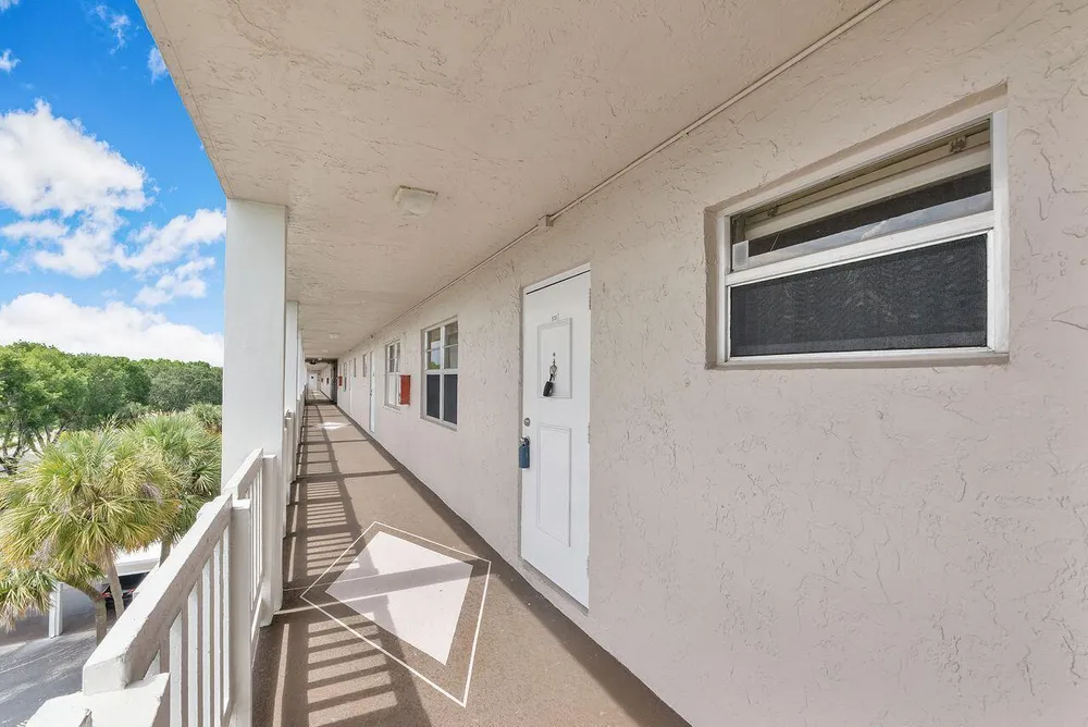 1075 Riverside Dr, Coral Springs, FL 33071