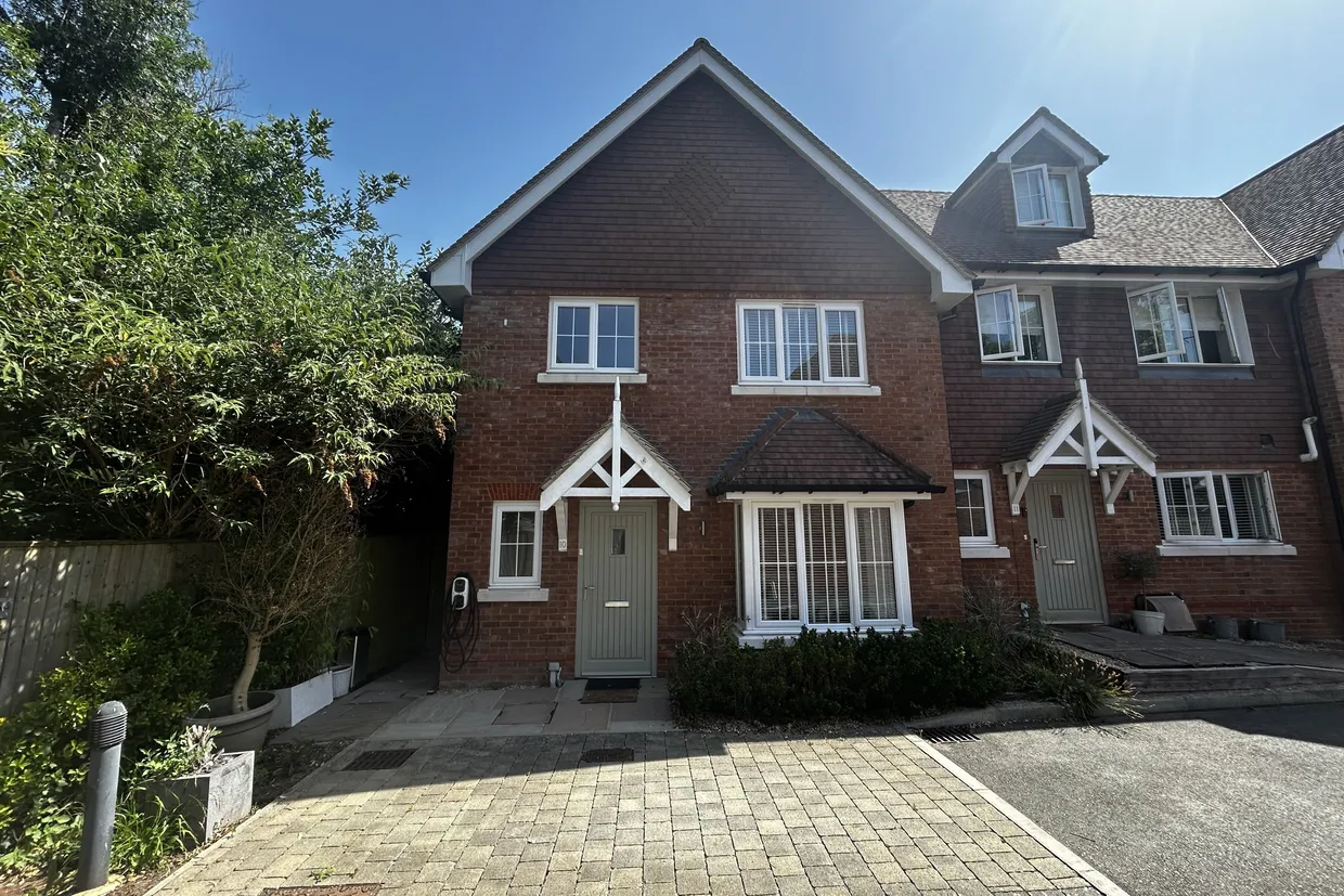 Grove Close, Farnham, GU10 photo 1