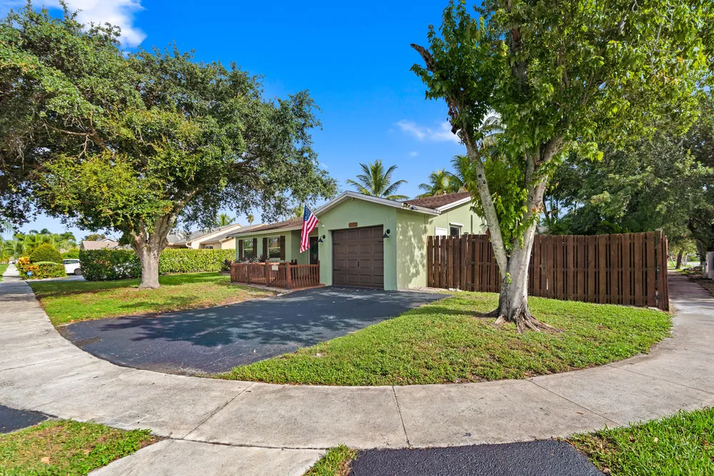 11651 NW 39th St, Sunrise, FL 33323
