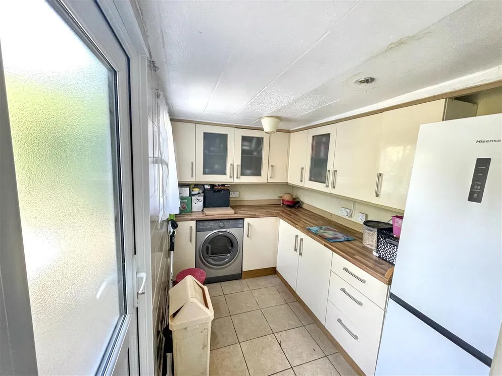 Property carousel item 6