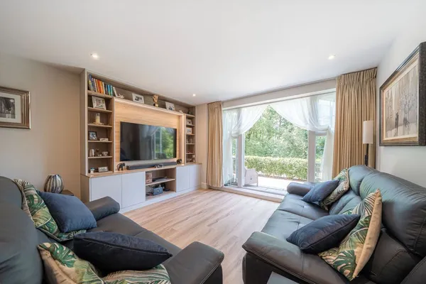 Jubilee Gardens, Weybridge, KT13 photo 2