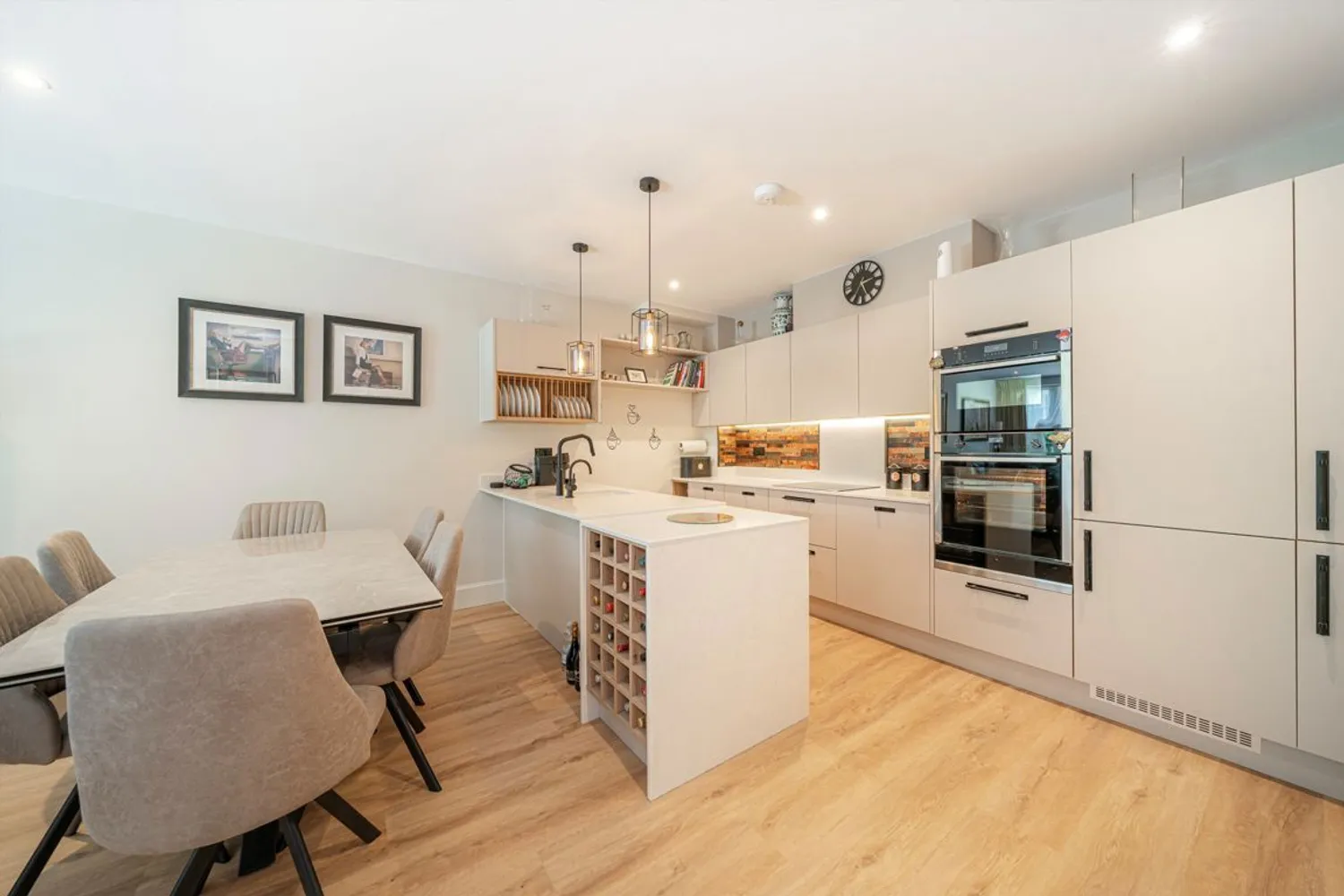 Jubilee Gardens, Weybridge, KT13 photo 3