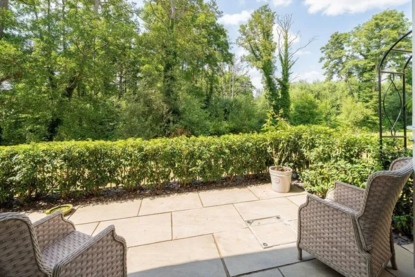 Jubilee Gardens, Weybridge, KT13 photo 6