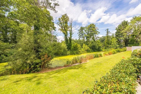 Jubilee Gardens, Weybridge, KT13 photo 7