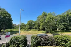 Claude Road West, Barry