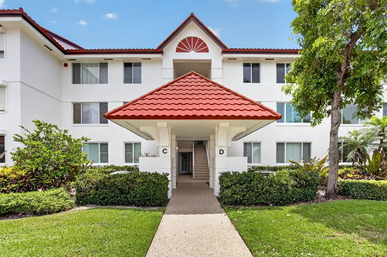 104 Half Moon Circle, Hypoluxo, FL 33462