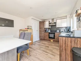 Leyland Road, Birstall, Batley thumb 2