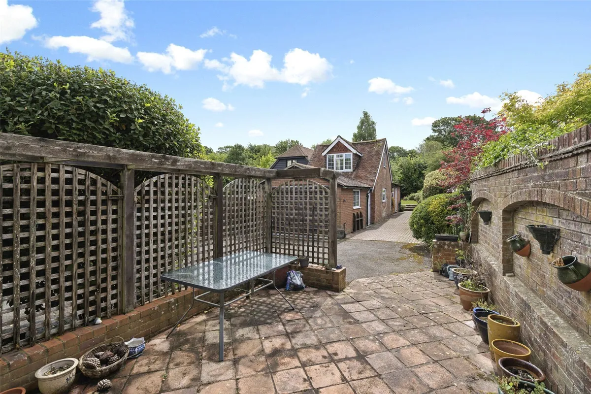 Farleigh Cottage, Cliddesden, RG25