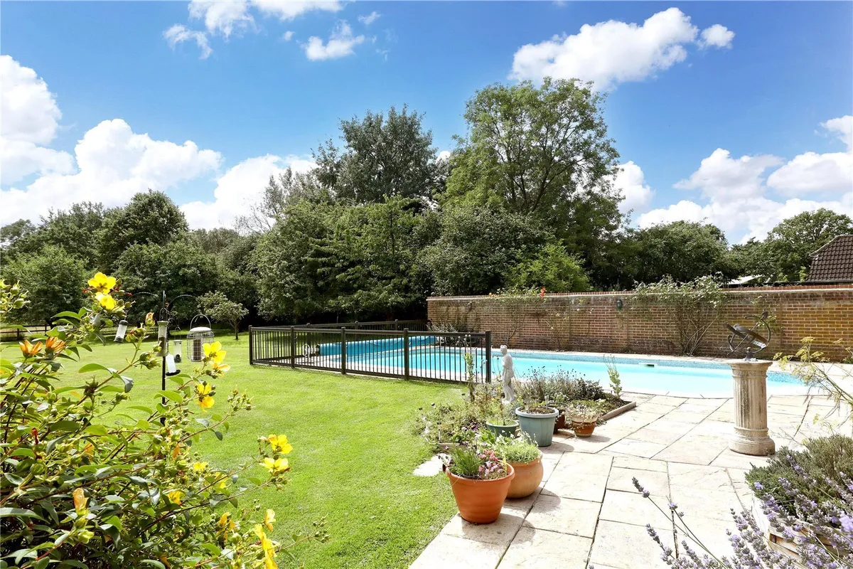 Boars Bridge House, Little London, RG26