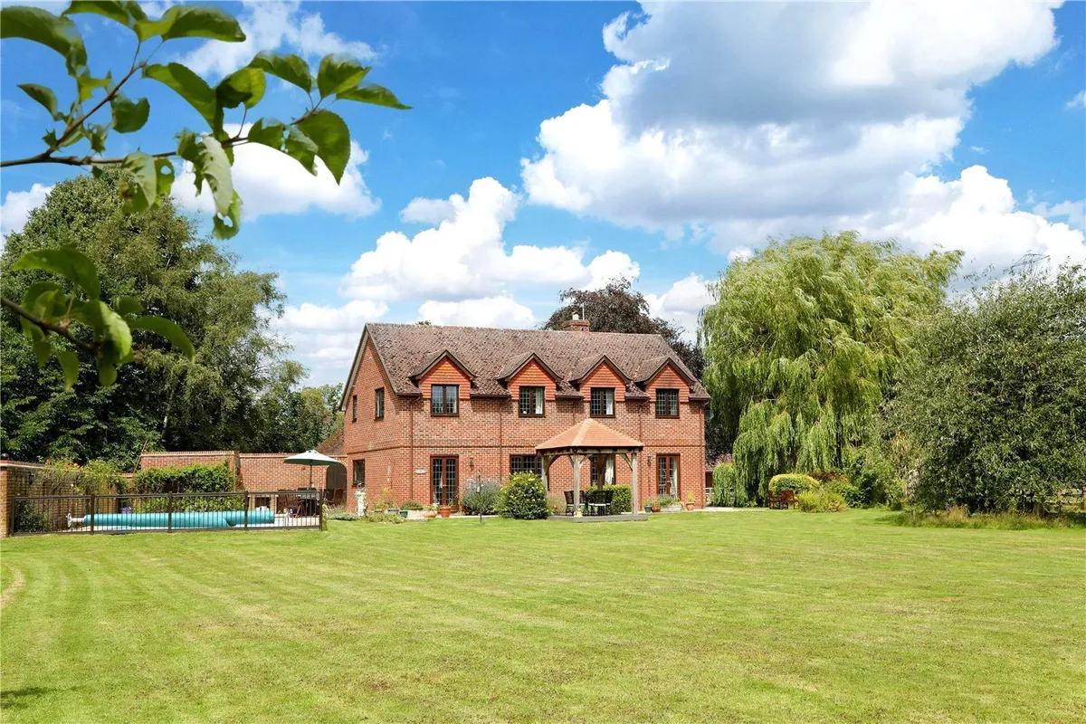 Boars Bridge House, Little London, RG26