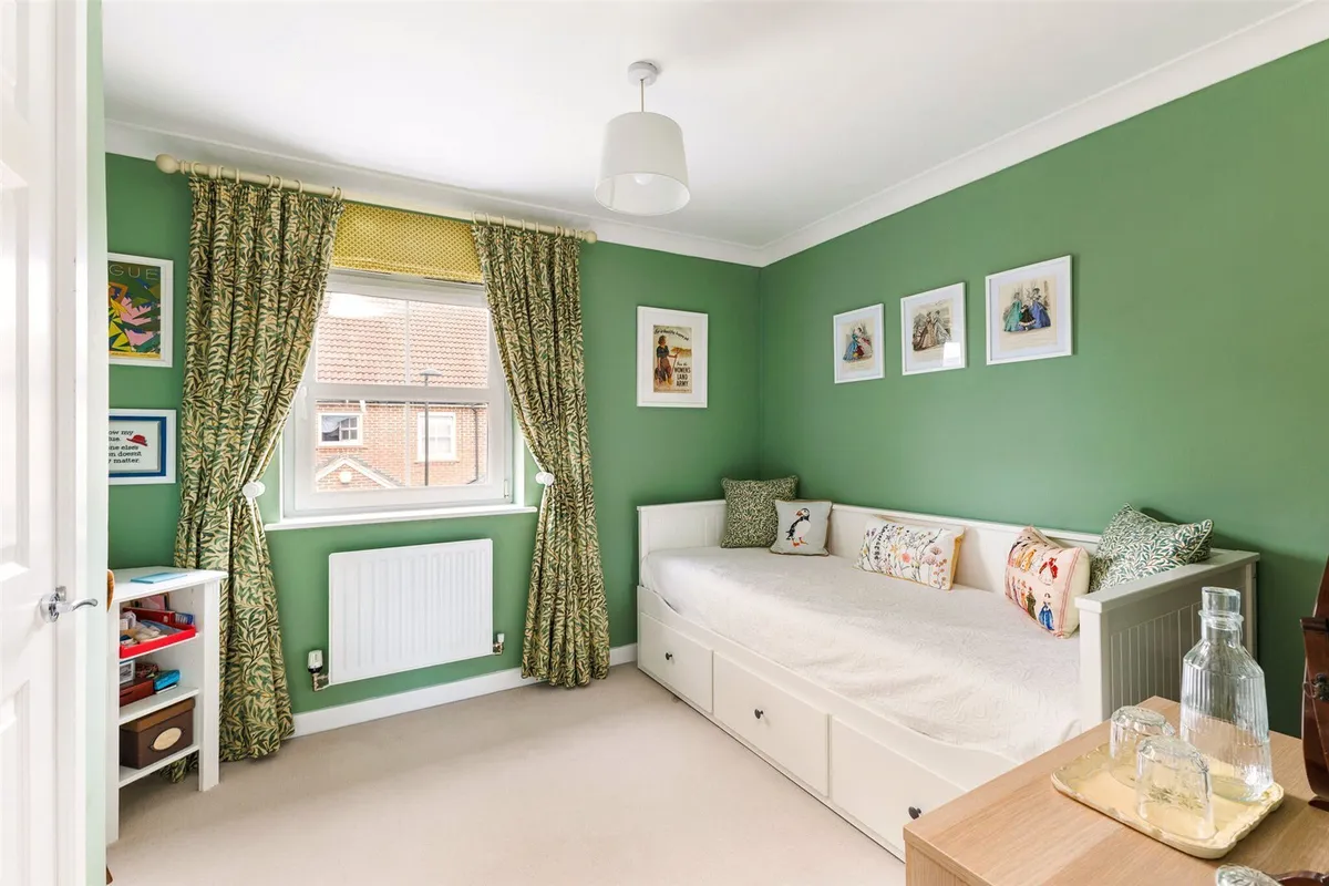 Rowner Crescent, Sherfield-on-Loddon, RG27